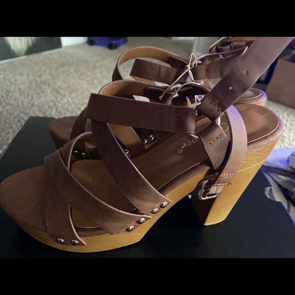 New- Brown Wedges - Picture 2 of 7